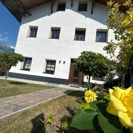 Rustic Alpine Garden Escape Daire